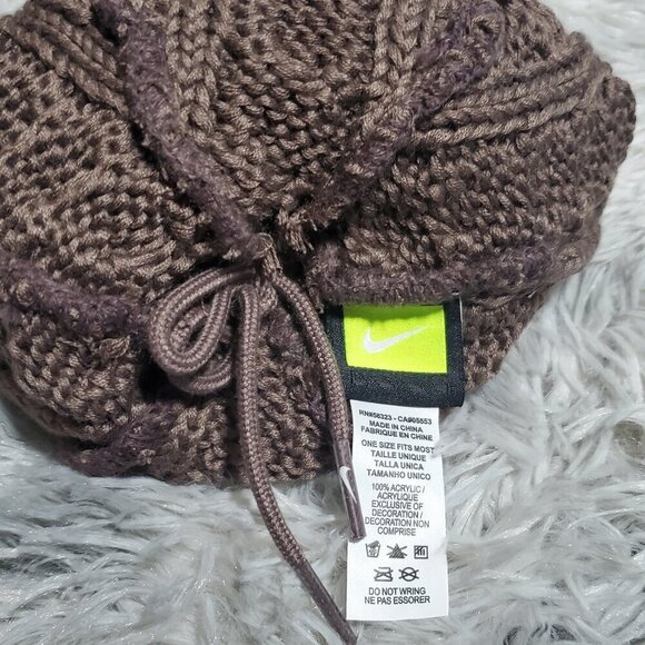 Nike Women's Knitted Beanie Cap Hat With Removable Pom NWT Fall Winter Trending - Picture 9 of 9